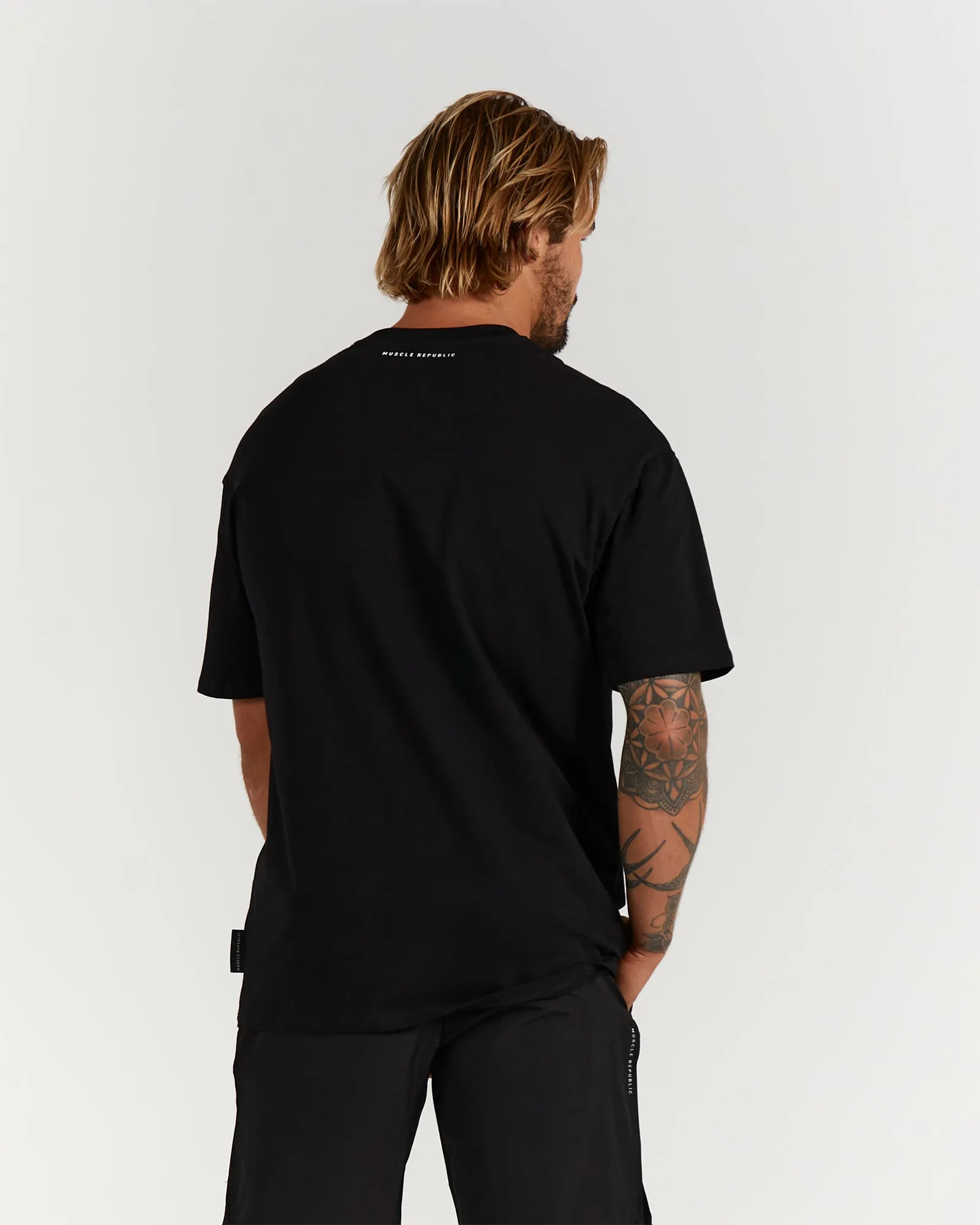 CLASSIC CONQUER TEE - BLACK